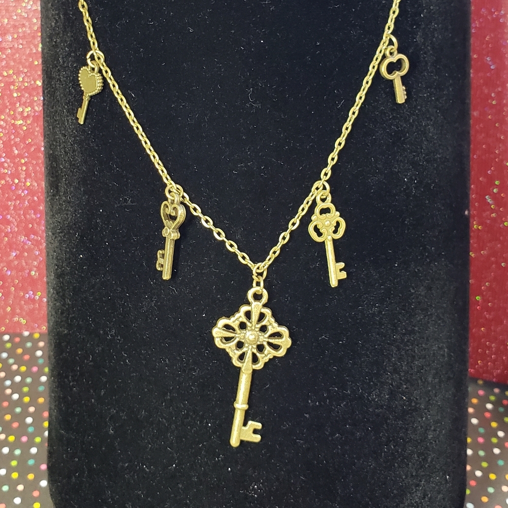 🧵Handmade🧵 Bronze Necklace w/Key Charms